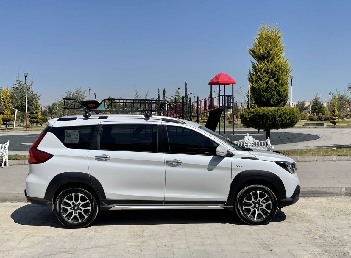 Suzuki Ertiga XL7 blanca con canastilla portaequipaje